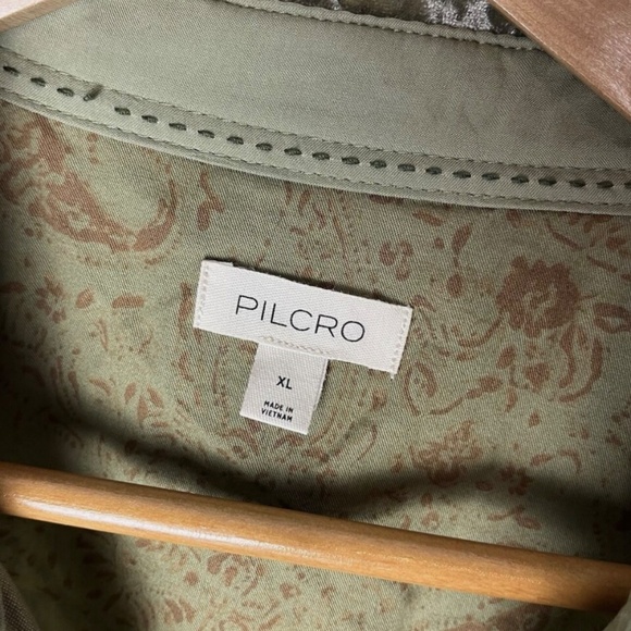 Stunning Hadley shirt by pilcro in a beautiful green-velvet. Nice drape and soft - Picture 2 of 7